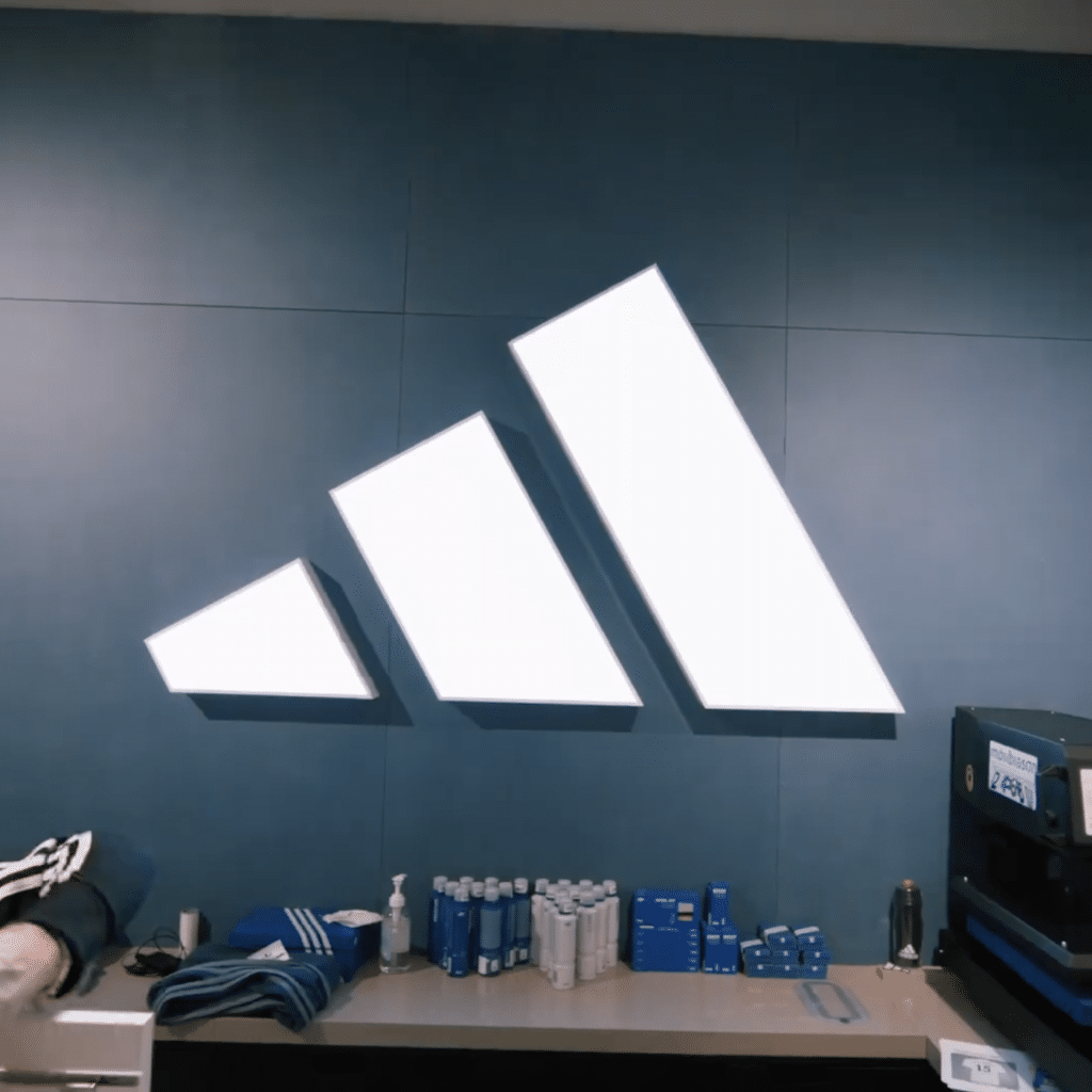 Vidéo ouverture magasin Adidas